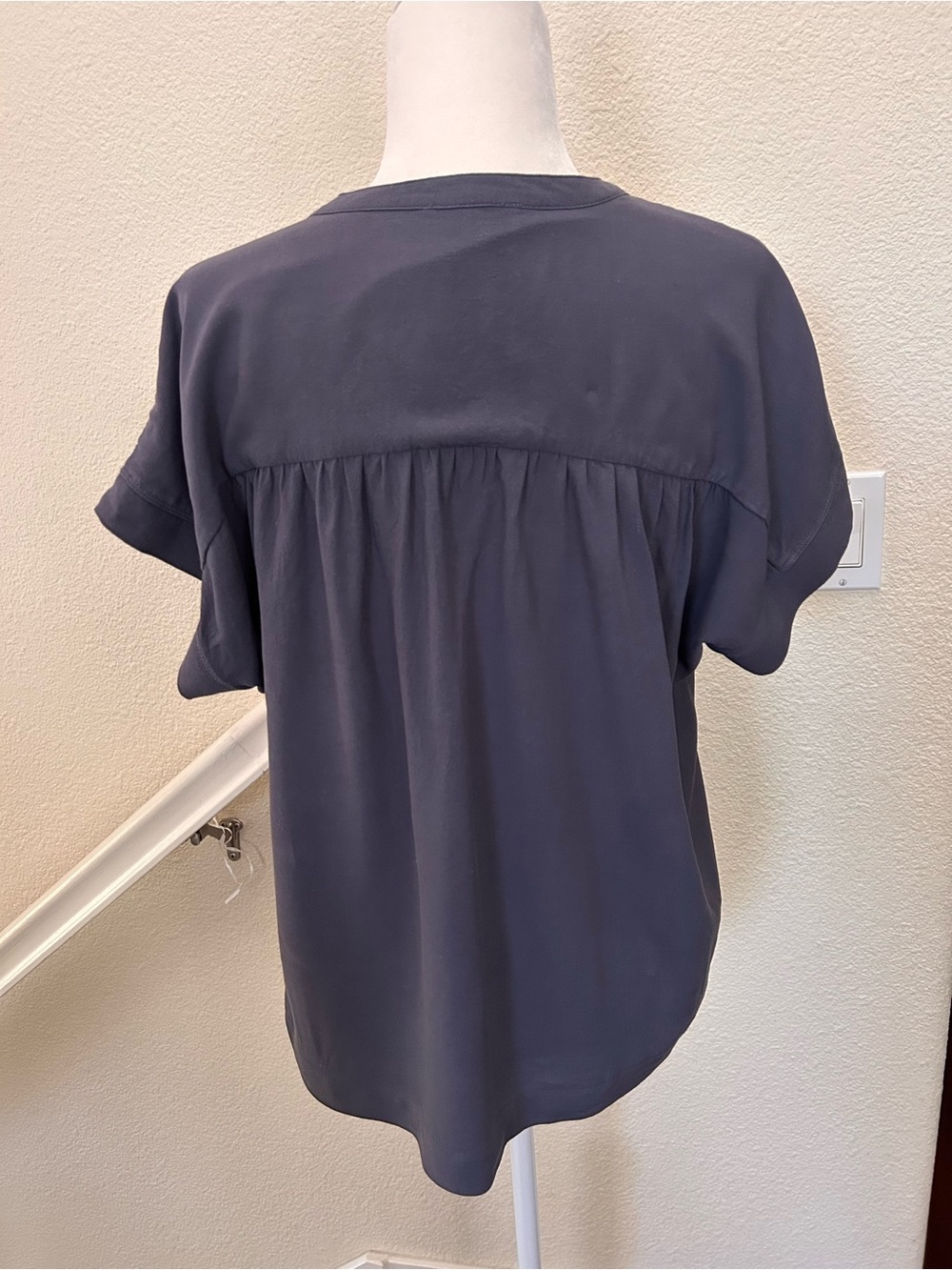 $128 Splendid Lead Gray Wynne Crepe Viscose Linen
Split V-Neck Blouse Size Large - Picture 5 of 9